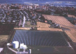 Isola danese di Æro: il più grande impianto solare di teleriscaldamento al mondo di 8.064 m2 con serbatoio stagionale di 2.100 m3. Anno di costruzione 1996.